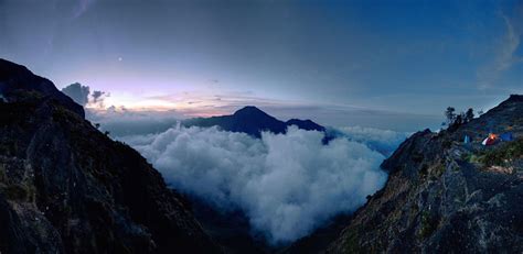 Keamanan dalam Melakukan Adventure: Pemandangan Langit Malam di Puncak Gunung Rinjani